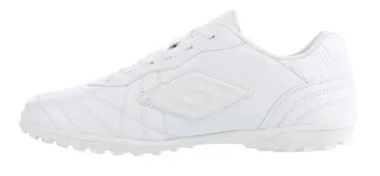 Championes de fútbol 5 Umbro modelo Touch TF, con suela de goma diseñada para césped sintético. Presentan un diseño clásico con el logo de la marca en el lateral y cierre mediante cordones.