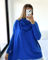 Polerón de punto color azul, con diseño oversize, cuello caído y mangas largas con puños acanalados.