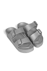 Sandalias de goma con hebillas ajustables, disponibles en color negro, verde militar, plateado y dorado.