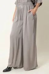 Pantalón palazzo italiano de satén de seda color visón, con bolsillos laterales y cintura elastizada.