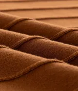 Remera de manga corta color beige, con cuello redondo y tejido texturizado acanalado.