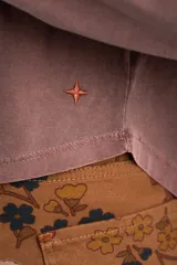 Remera de manga larga con cuello redondo, confeccionada en algodón lavado con efecto desgastado. Presenta un corte oversize y una textura suave y resistente.