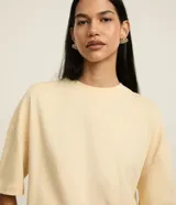 Remera de algodón color amarillo claro, con corte boxy, cuello redondo y mangas cortas.