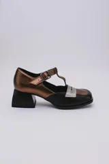 Zapato Mary Jane de cuero color bronce y dorado, con puntera redondeada, tira sobre el empeine con hebilla y tacón cuadrado.