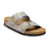Sandalias Birkenstock modelo Arizona con dos tiras anchas ajustables en color gris piedra, hebillas grandes metálicas doradas, plantilla anatómica de corcho y suela de goma negra.
