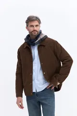 Campera de pana color marrón con cierre frontal de botones a presión, cuello clásico y ajuste regular. Presenta una textura acanalada característica de la pana y un diseño versátil ideal para capas.