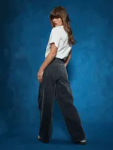 Jean Lerna Straight de corte recto, color negro con efecto lavado acid wash y tiro medio.