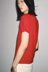 Jersey de punto de cashmere con cuello redondo y manga corta, con terminaciones en rib en cuello, mangas y ruedo.