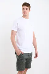 Remera de hombre color terracota, de manga corta y cuello redondo, con un pequeño logo bordado en el pecho.