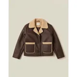 Campera gamulán de ecocuero marrón con forro y detalles de corderito en cuello, solapas y bolsillos. Cuenta con cierre frontal de botones y dos bolsillos aplicados.