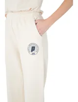 Pantalón deportivo de algodón color crema con logo estampado en azul marino.