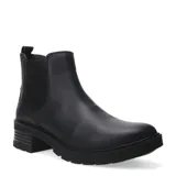 Botas tipo Chelsea de cuero color negro, con paneles elásticos laterales, suela track dentada y taco bajo cuadrado.