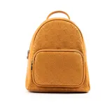 Mochila color suela de símil cuero con diseño repujado con el logo de la marca. Tiene un compartimento principal con cierre, un bolsillo interno con cierre y dos abiertos, un bolsillo externo con cierre, correa regulable y herrajes plateados. El interior es de tela de algodón y poliéster.