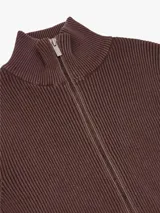 Cardigan de punto en color marrón oscuro, con cuello alto y cierre frontal completo de cremallera.