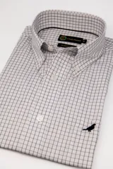 Camisa de vestir Club House de corte clásico, con patrón de cuadros finos sobre fondo blanco, cuello button-down, cierre frontal con botones, bolsillo en el pecho con detalle bordado y mangas largas.