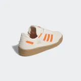 Zapatillas Adidas Forum Low CL color crema con detalles en naranja y suela marrón.