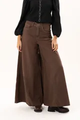 Pantalón de jean color marrón con corte wide leg, tiro alto y costuras decorativas frontales que le dan un estilo estructurado.