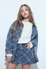 Minifalda de jean con estampado cuadrillé en tonos azules, de corte recto y estructura clásica con bolsillos.