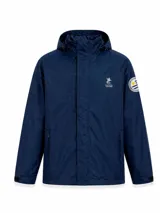 Campera impermeable de corte recto y diseño funcional, confeccionada en tejido taslon resistente al viento y la lluvia. Presenta capucha ajustable, cierre frontal oculto, bolsillos laterales con cierre y puños con ajuste de velcro. Incluye logo de la marca Bagual bordado en el pecho y parche circular con diseño de sol en la manga.