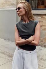 Camiseta sin mangas gris con efecto lavado, de corte regular y cuello redondo decorado con aplicaciones de pedrería a contraste.