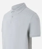 Remera polo de hombre color azul marino, con cuello tradicional, manga corta y textura acanalada vertical.