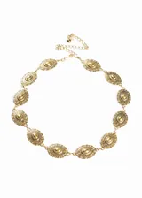 Cinto dorado de metal con eslabones de cadena y apliques ovalados con diseño vintage.