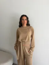 Conjunto de dos piezas de viscosa y poliéster color gris melange, compuesto por un buzo de manga larga y un pantalón largo de corte recto con lazo ajustable en la cintura.