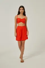 Top corto color naranja, con breteles finos y fruncido en el busto.