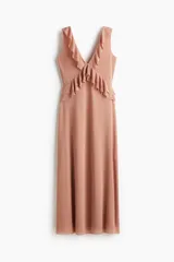 Vestido largo sin mangas de punto liviano, color rosado, con escote de pico pronunciado y ribetes de volado. Presenta volados de doble capa bajo el busto que se extienden por la cintura trasera. El vestido es forrado.