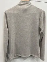 Polera de manga larga con cuello alto, confeccionada en tejido de lanilla de textura suave y ajuste entallado.