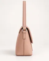 Cartera de hombro de diseño rectangular, color rosado con combinación de texturas granulada y lisa, solapa frontal con cierre de argolla metálica y correa ajustable.