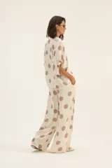 Pantalón palazzo color crudo con lunares marrones.