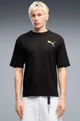 Remera Puma modelo Utility, de color marrón, con diseño de mangas cortas y corte holgado. Cuenta con el logo de la marca estampado en el pecho en tono claro.
