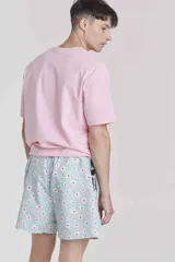 Short de baño Berto, con diseño estampado de hojas en tonos rosados y celestes, cintura elástica con cordón ajustable.