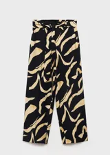 Pantalón de tiro alto con diseño recto y corte crop. Presenta estampado abstracto, cintura con elástico, trabillas, cinturón desmontable y dos bolsillos laterales.