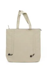 Bolso de nylon color beige, estilo tote bag, con asas de hombro, cierre superior y detalles de cordones ajustables en la parte inferior.