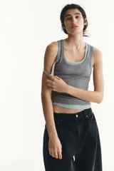 Musculosa entallada de punto de algodón acanalado en color gris melange, con escote redondo y diseño básico sin mangas.
