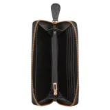 Billetera Guess modelo Isabella, color negro con estampado de monograma de la marca. Presenta una franja vertical central en material liso con placa metálica dorada que incluye el logo de la marca. Cuenta con cierre perimetral y diseño funcional con compartimentos internos.