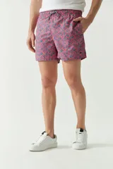 Short de baño con estampado botánico en tonos azules y rosados, con cintura elástica ajustable mediante cordón, bolsillos laterales y bolsillo trasero.