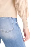 Buzo de tejido lurex en color beige, con cuello redondo y mangas largas con diseño plisado y puños con aplique de botones dorados.