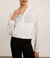 Campera rompevientos deportiva Get Over de poliamida blanca, con capucha, cierre frontal de cremallera y puños y cintura ajustados.