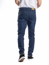 Pantalón de jean corte slim fit, color azul clásico, con cierre de botones y bolsillos laterales y traseros.