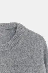 Jersey básico de cuello redondo y manga larga, confeccionado en una mezcla de cashmere y lana, con diseño de corte holgado y puños acanalados.