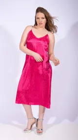 Vestido midi fucsia con estampado animal, breteles finos con detalle de perlas y escote en V.