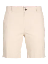 Short chino de corte slim y tiro medio, color beige, confeccionado con mezcla de algodón y lino. Cuenta con bolsillos laterales, bolsillos traseros ribeteados y cierre de cremallera con botón.