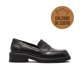 Zapato tipo mocasín de cuero negro con suela de plataforma baja y taco cuadrado. Presenta costuras decorativas en el empeine y detalle de pespuntes en el talón.