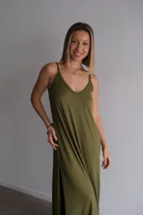 Vestido largo color beige, de viscosa, con tirantes finos, escote en V y aberturas laterales en la falda.