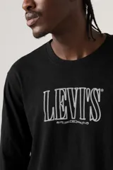 Remera negra de manga larga con cuello redondo y estampado frontal del logo "Levi's" en blanco.