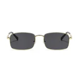 Lentes de sol unisex con marco rectangular dorado y lentes rectangulares grises.
