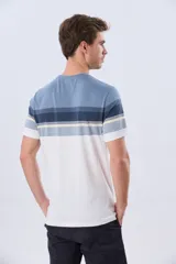 Remera de manga corta con diseño de franjas horizontales en tonos de gris, azul y beige, con escote redondo y pequeño bordado en el pecho.